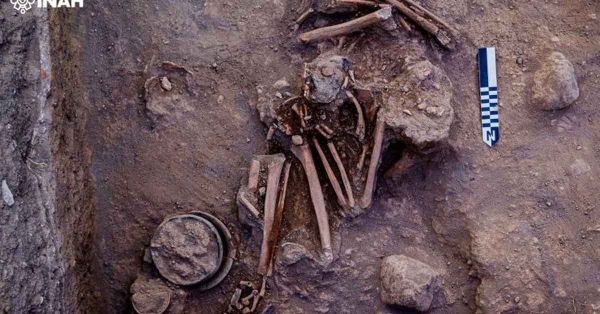 Recupera INAH osamentas y cerámica prehispánica en Zócalo de Izúcar