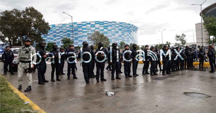 Muere una mujer tras enfrentamiento afuera del Estadio Cuauhtémoc