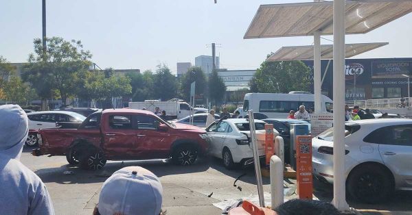 Deja carambola en V&iacute;a Atlixc&aacute;yotl a una mujer muerta y varios heridos