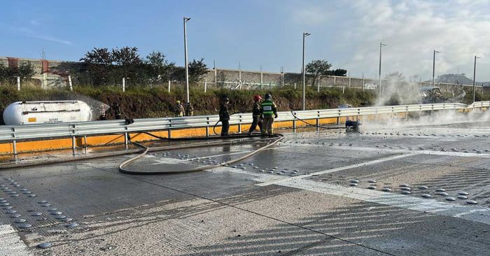 Vuelca pipa en la M&eacute;xico-Puebla; cierran vialidad por limpieza