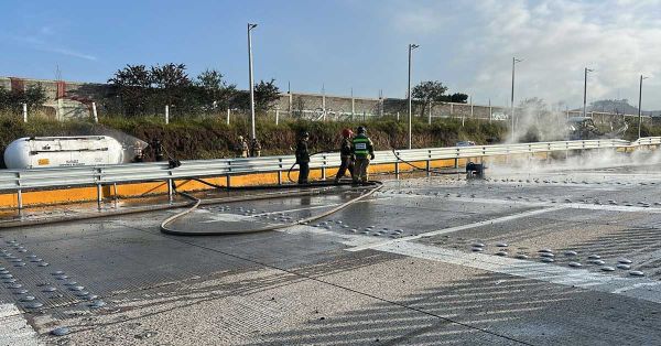 Vuelca pipa en la México-Puebla; cierran vialidad por limpieza