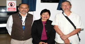 Devela Lilia Cedillo placa para reconocer la labor del doctor Manuel Martín Ortiz