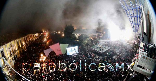 Abarrota Matute el zócalo de Zacatlán en la coronación de la reina de la Feria de la Manzana