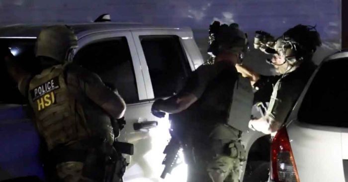 Detienen autoridades de EE.UU. a 72 migrantes en antro relacionado a Los Zetas