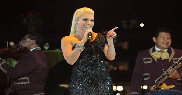 Cae Yuri en el escenario dentro de su gira "Ic&oacute;nica"