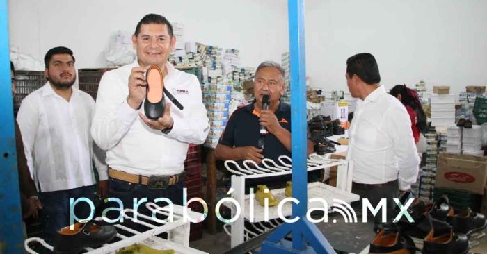 Entrega Armenta casi un millón de uniformes y zapatos escolares