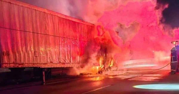Muere tráilero tras intento de asalto en la autopista Puebla-Amozoc