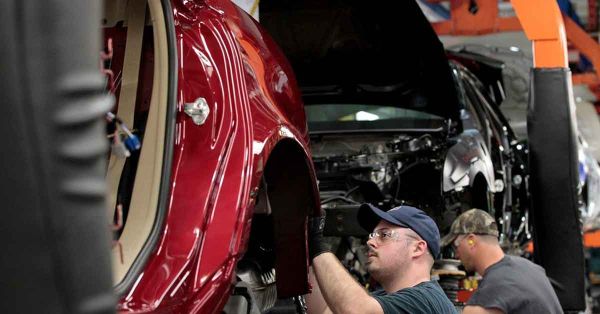 Afirma CNN que Trump alcanz&oacute; un acuerdo con fabricantes de autos sobre aranceles