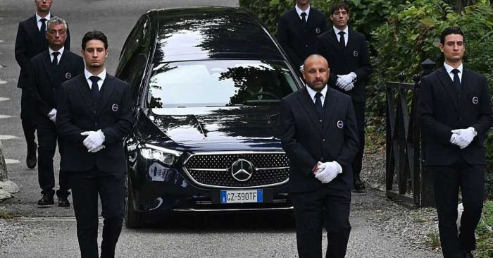 Despiden más de 16 mil personas a Giorgio Armani en Milán