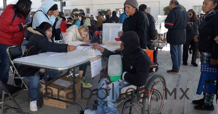 Inician votaciones a juntas auxiliares en Puebla con retrasos y largas filas