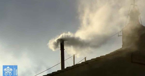 Habemus papam: Sale humo blanco de la Capilla Sixtina