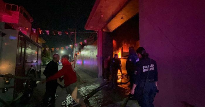 Atienden bomberos de Cuautlancingo incendio en ferreter&iacute;a por uso de pirotecnia