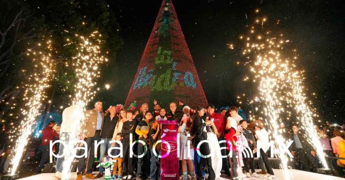 Enciende Pepe Chedraui &Aacute;rbol e iluminaci&oacute;n navide&ntilde;a en la capital