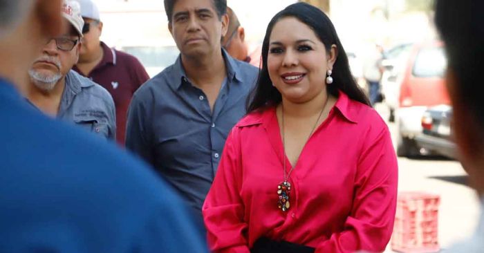 Recorre Tonantzin Fernández a comerciantes del Tianguis de Xixtla
