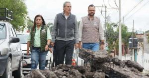 Supervisa Pepe Chedraui trabajos de bacheo en la colonia San José del Conde