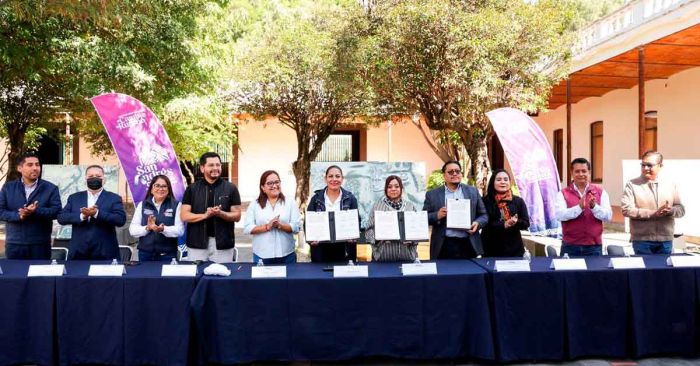 Firma Lupita Cuautle convenio con Museos Puebla