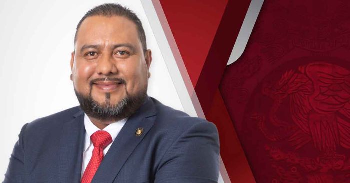 Exhiben a diputado morenista votando desde un avión