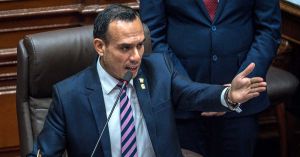 Asume José Jerí como presidente interino de Perú tras destitución de Boluarte