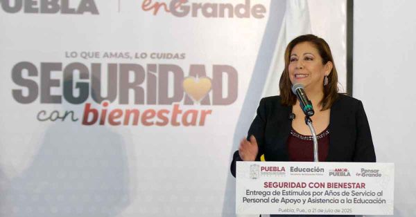 Entrega Laura Artemisa estímulos a personal de apoyo y asistencia a la educación
