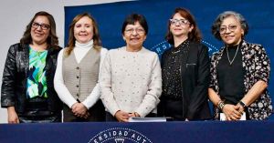 Reconoce Lilia Cedillo el reto de formar adolescentes en la Preparatoria Urbana Enrique Cabrera