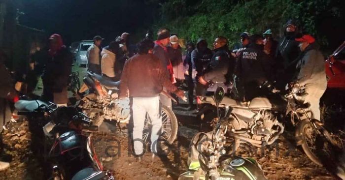 Detienen a sujetos que robaron una motocicleta en Zacatlán