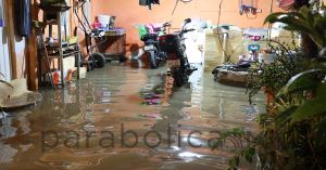 Entrega Omar Muñoz apoyos a familias afectadas por lluvias en La Joya