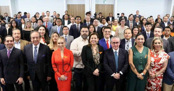 Participa Laura Artemisa en foto sobre constitucionalismo del Siglo XXI