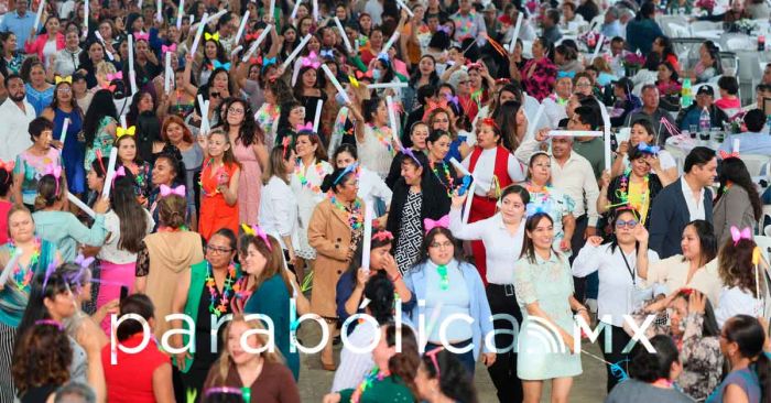 Festeja Bety Sánchez con más de mil 600 docentes de Zacatlán