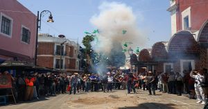 Arden varios pol&iacute;ticos en el Barrio del Artista en la Quema de Judas