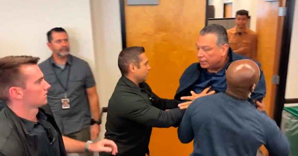 Someten al senador dem&oacute;crata Alex Padilla por increpar a funcionaria de Trump