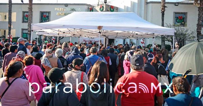 Cierra Omar Mu&ntilde;oz la entrega de chamarras a adultos mayores en Cuautlancingo