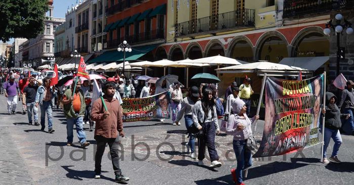 Desquician el tráfico manifestantes de la 28 de Octubre en el Centro Histórico