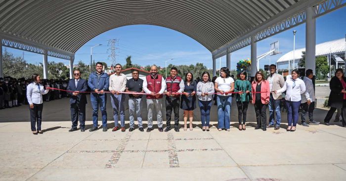 Entregan Omar Muñoz y Carlos Ochoa arco techo en primaria