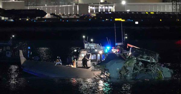 Recuperan 28 cad&aacute;veres tras accidente a&eacute;reo en Washington DC