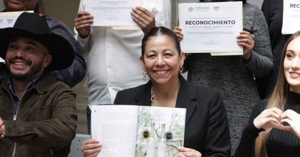 Destaca Laura Artemisa impulso al mezcal poblano