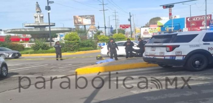 Fallece motociclista tras caer en la rotonda de la China Poblana