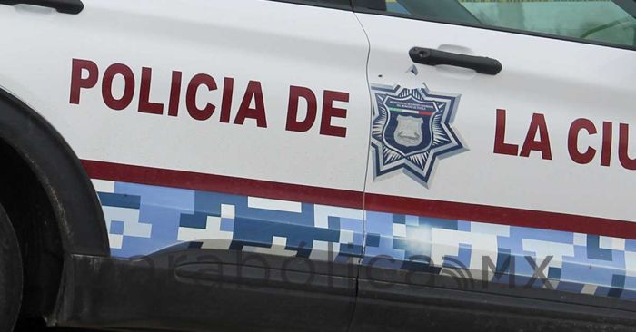 Choca patrulla municipal contra un poste en bulevar San Felipe