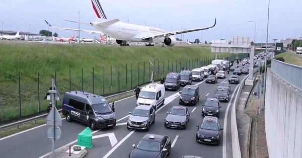 Deja huelga de Taxistas en París tráfico de 400 km