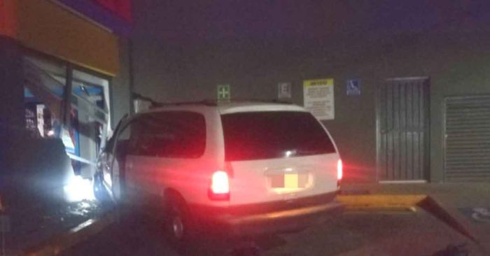 Elementos de la Dirección Vial de Cuautlancingo detienen a un hombre por daño en propiedad ajena