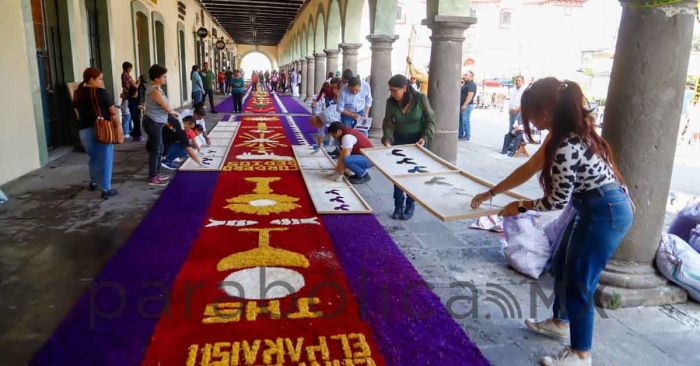 Encabeza Tonantzin Fernández colocación de la alfombra monumental