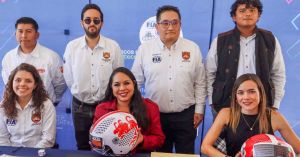 Entrega Tonantzin Fernández cascos a motociclistas