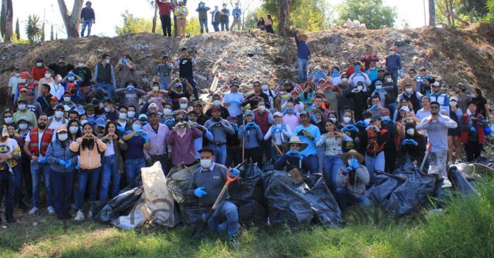 Retiran dos toneladas de residuos del Puente Negro