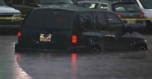 Dejan fuertes tormentas en EE.UU. casas sin luz e inundaciones