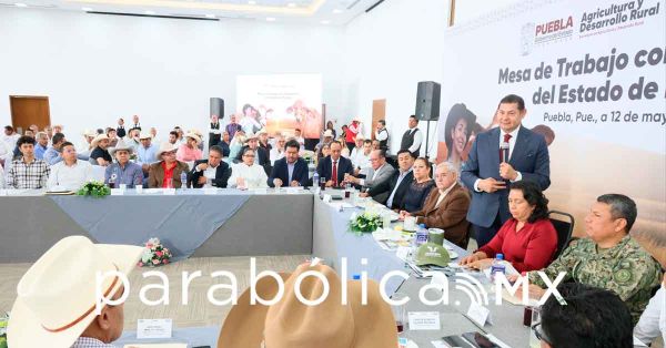Refrenda Armenta apoyo a ganaderos en una mesa de trabajo