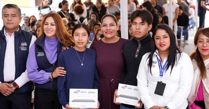 Encabeza Lupita Cuautle entrega de dispositivos electr&oacute;nicos a j&oacute;venes