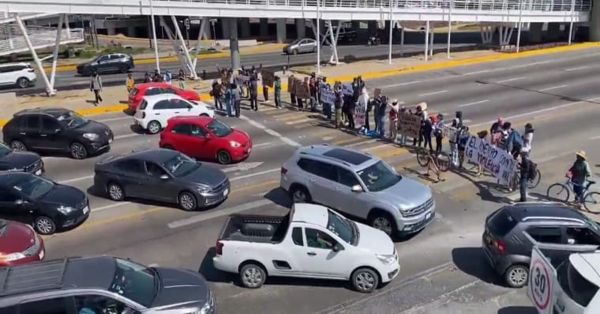 Evita la V&iacute;a Atlixc&aacute;yotl, est&aacute; cerrada por manifestaci&oacute;n de estudiantes, vecinos y ciclistas