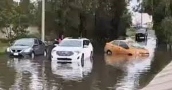 Rescatan autos varados en el Periférico Ecológico