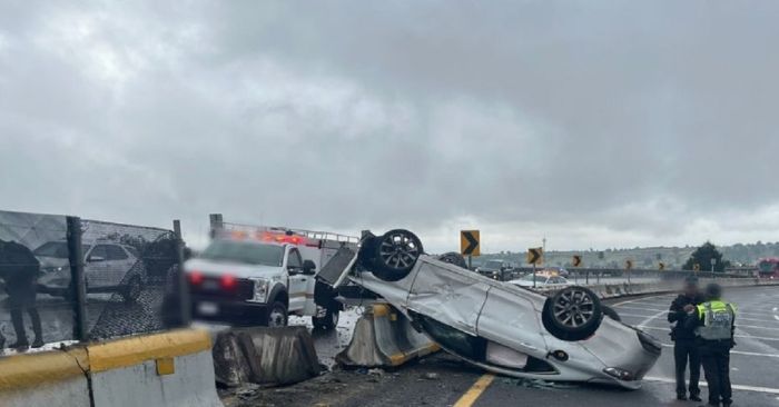 Cierran la México-Puebla por volcadura de un vehículo