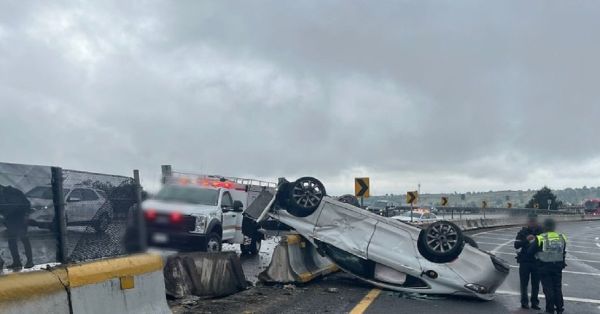 Cierran la M&eacute;xico-Puebla por volcadura de un veh&iacute;culo