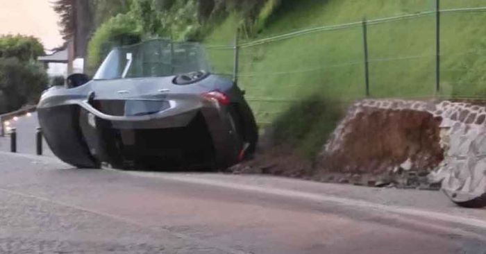 Vuelca vehículo en la 14 Poniente en San Andrés Cholula